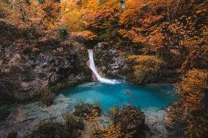 Ruta al Nacedero del Urederra. Reserva Natural de aguas turquesas que ver en Navarra. Cascadas en Navarra, espacios naturales más bonitos