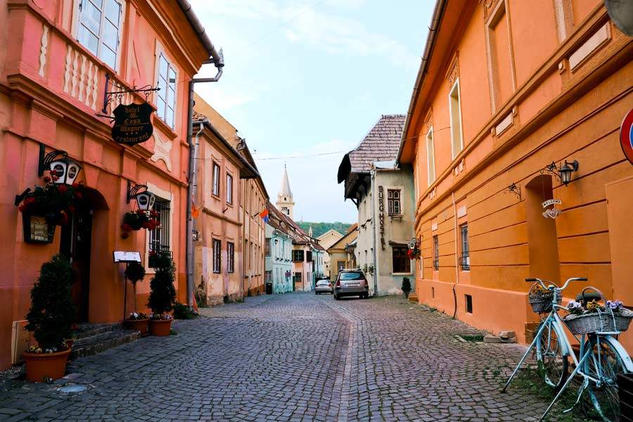 Qué ver en Sighisoara Qué ver en Transilvania Lugares más bonitos Qué ver en Rumanía Strada Bastionului Calle