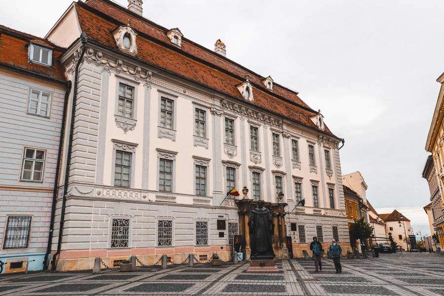 Qué ver en SIBIU Qué ver en Transilvania Lugares más bonitos Qué ver en Rumanía PIATA MARE MUSEO NACIONAL BRUKENTHAL