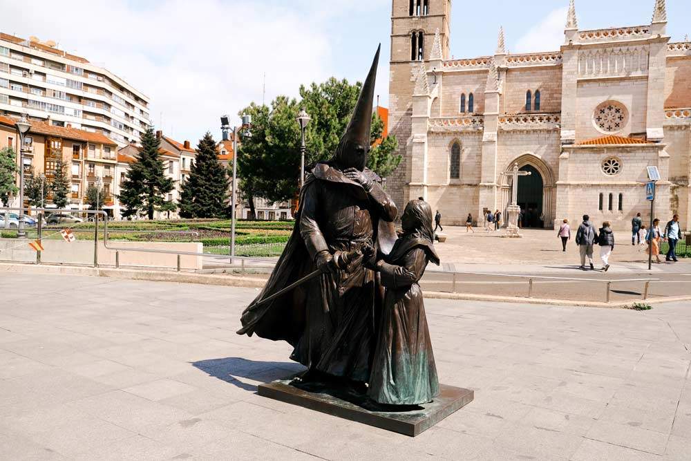 Qué ver en Valladolid Lugares más bonitos Castilla y León Homenaje al Cofrade de Valladolid en la Plaza de Portugalete