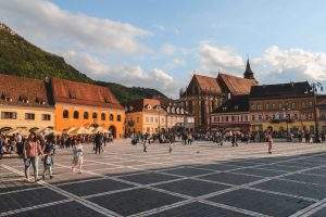 Plaza Sfatului o Plaza del Ayuntamiento Qué ver en Brasov ciudades más bonitas de Rumanía lugares más bonitos qué ver en Transilvania