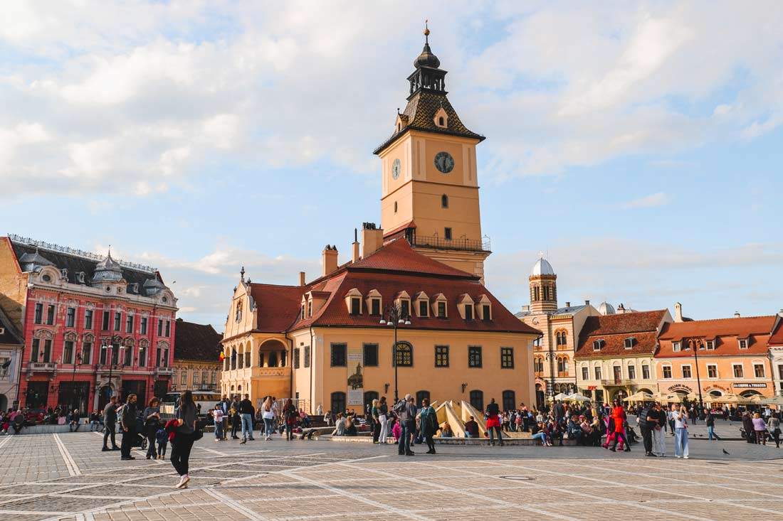 Plaza Sfatului o Plaza del Ayuntamiento Qué ver en Brasov ciudades más bonitas de Rumanía lugares más bonitos qué ver en Transilvania