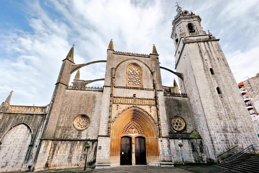 QUÉ VER EN LEKEITIO PUEBLOS MÁS BONITOS DE VIZCAYA BIZKAIA PUEBLOS BONITOS COSTA VIZCAÍNA QUÉ VER EN BIZKAIA QUÉ VER EN VIZCAYA QUÉ VER EN EUSKADI QUÉ VER EN EL PAÍS VASCO BASÍLICA DE LA ASUNCIÓN DE SANTA MARÍA