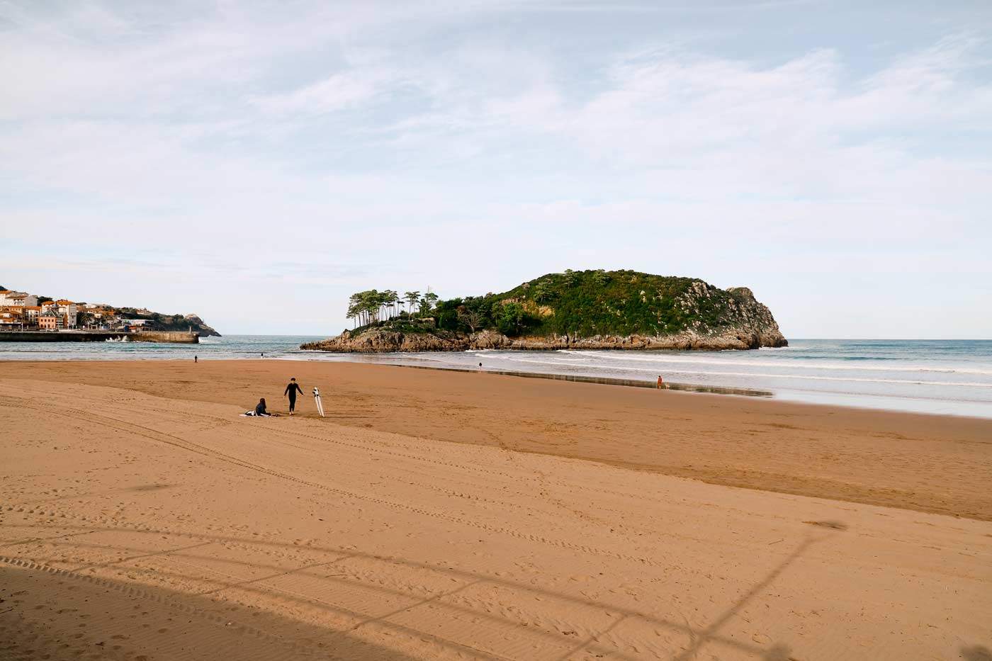 QUÉ VER EN LEKEITIO PUEBLOS MÁS BONITOS DE VIZCAYA BIZKAIA PUEBLOS BONITOS COSTA VIZCAÍNA QUÉ VER EN BIZKAIA QUÉ VER EN VIZCAYA QUÉ VER EN EUSKADI QUÉ VER EN EL PAÍS VASCO ISLA DE SAN NICOLÁS PLAYA KARRASPIO