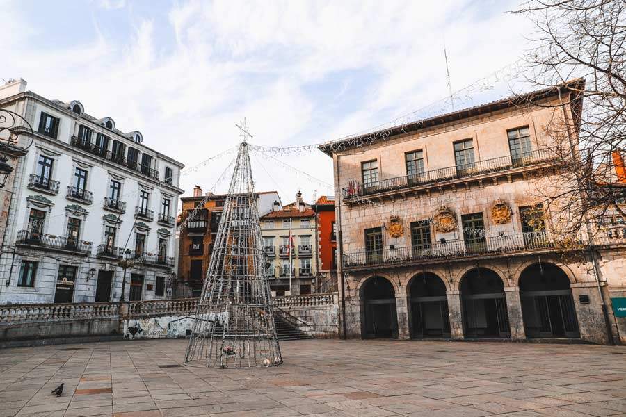 QUÉ VER EN LEKEITIO PUEBLOS MÁS BONITOS DE VIZCAYA BIZKAIA PUEBLOS BONITOS COSTA VIZCAÍNA QUÉ VER EN BIZKAIA QUÉ VER EN VIZCAYA QUÉ VER EN EUSKADI QUÉ VER EN EL PAÍS VASCO PLAZA DE LA INDEPENDENCIA AYUNTAMIENTO DE LEKEITIO 