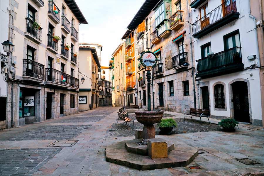 QUÉ VER EN LEKEITIO PUEBLOS MÁS BONITOS DE VIZCAYA BIZKAIA PUEBLOS BONITOS COSTA VIZCAÍNA QUÉ VER EN BIZKAIA QUÉ VER EN VIZCAYA QUÉ VER EN EUSKADI QUÉ VER EN EL PAÍS VASCO PLAZA ARRANEGI