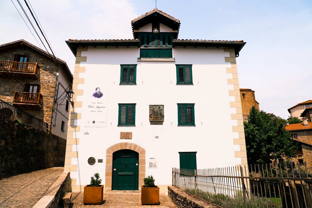 Pirineo Navarro Qué ver en Roncal Qué ver en Erronkari Qué ver en el Valle del Roncal Pueblos más bonitos de Navarra Qué ver en Navarra Casa Museo de Julián Gayarre