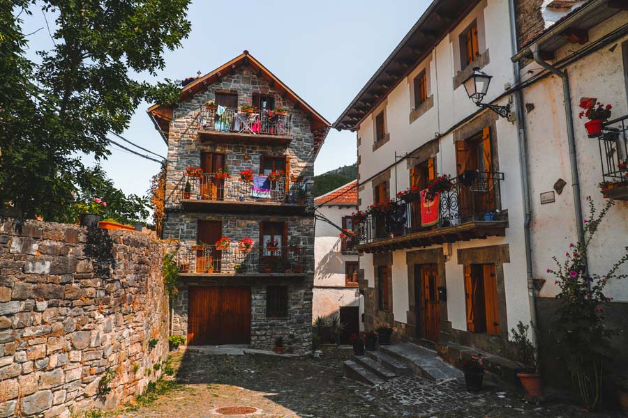 Qué ver en Isaba Izaba Qué ver en el Valle del Roncal Pueblos más bonitos de Navarra Qué ver en Navarra Casas Roncalesas Pirenaicas Pirineo Navarro